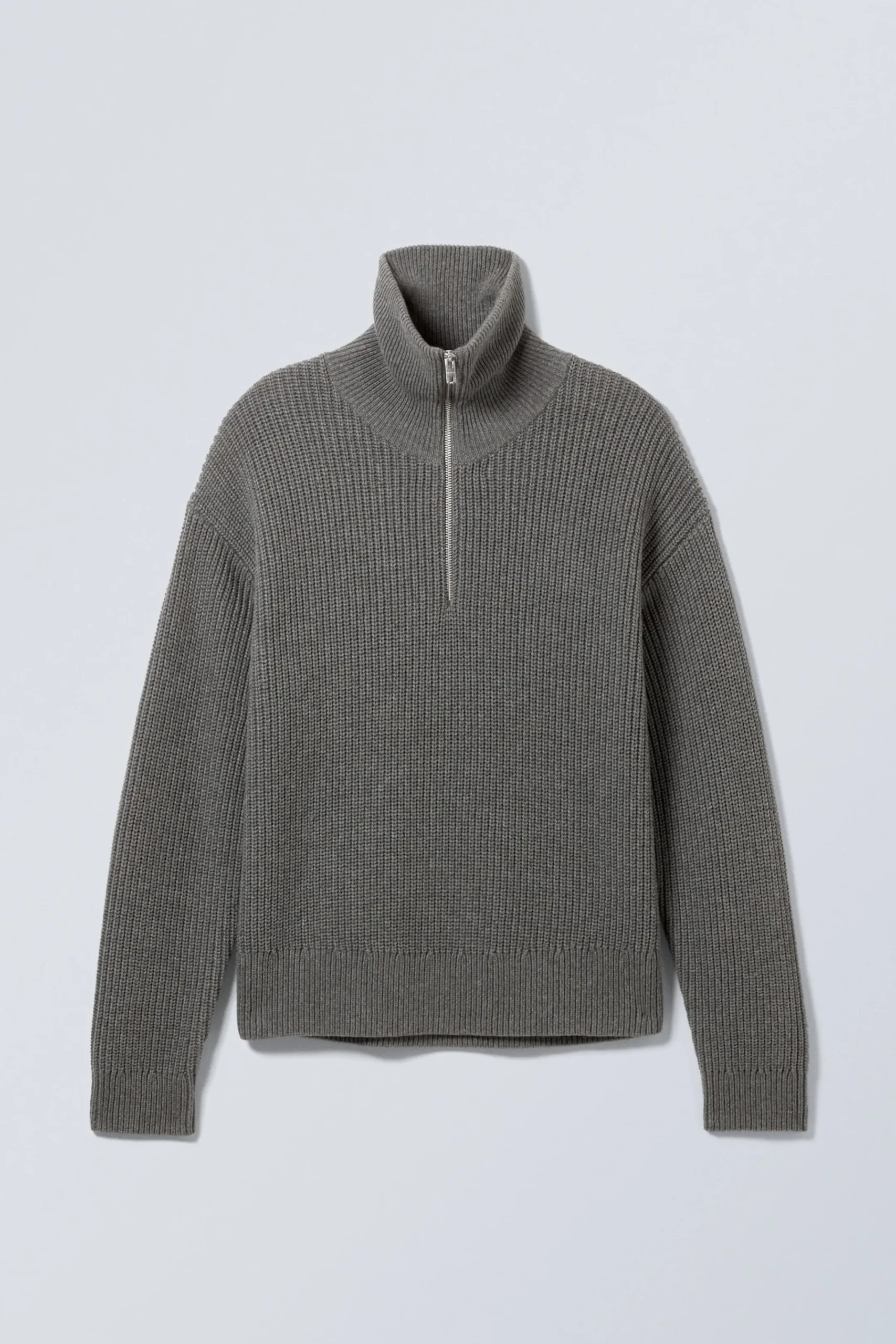 Weekday Stickat<TURTLENECK MED HALV DRAGKEDJA I ULLBLANDNING