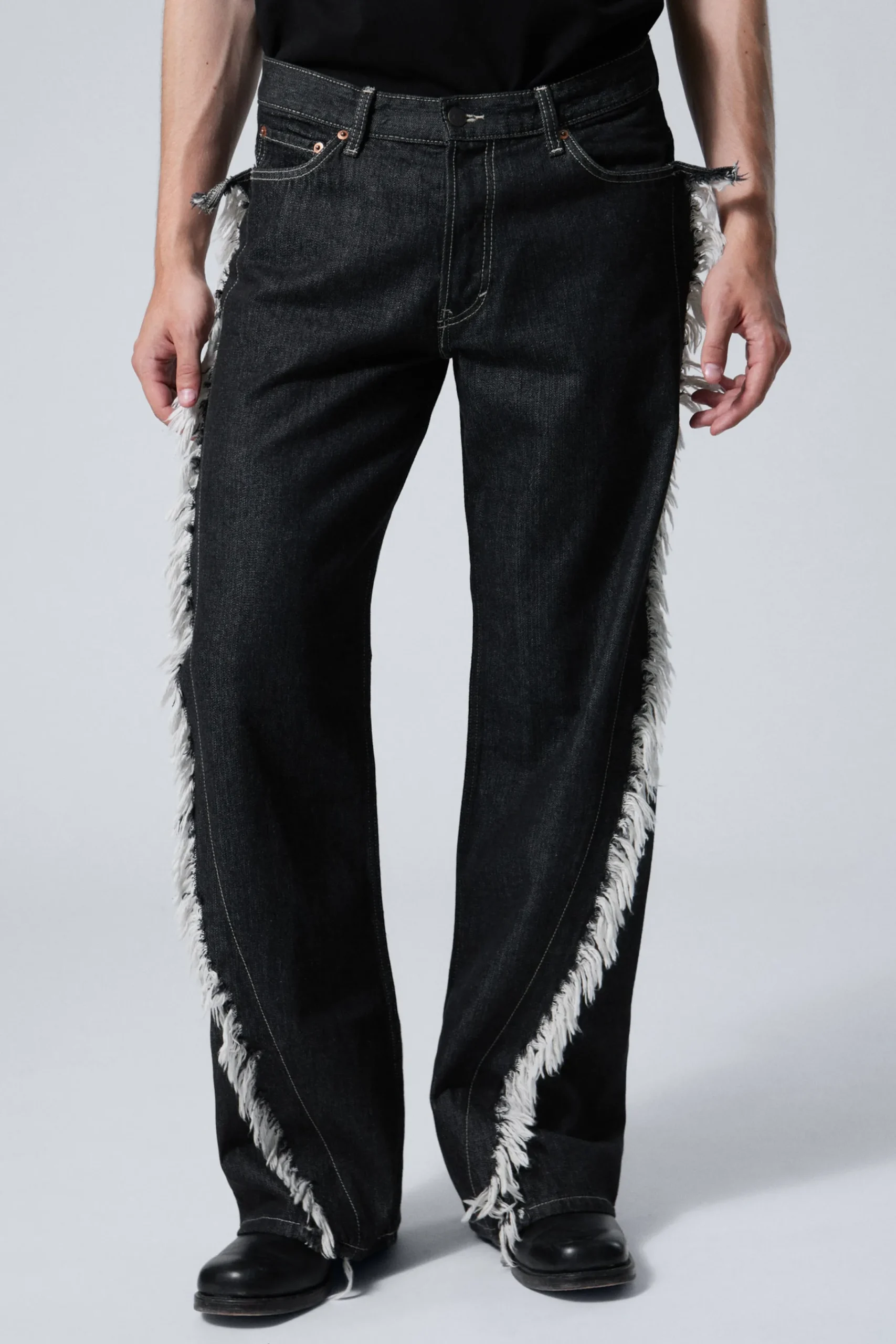 twist_avslappnade_fransiga_jeans_1.webp Weekday Jeans<TWIST AVSLAPPNADE FRANSIGA JEANS
