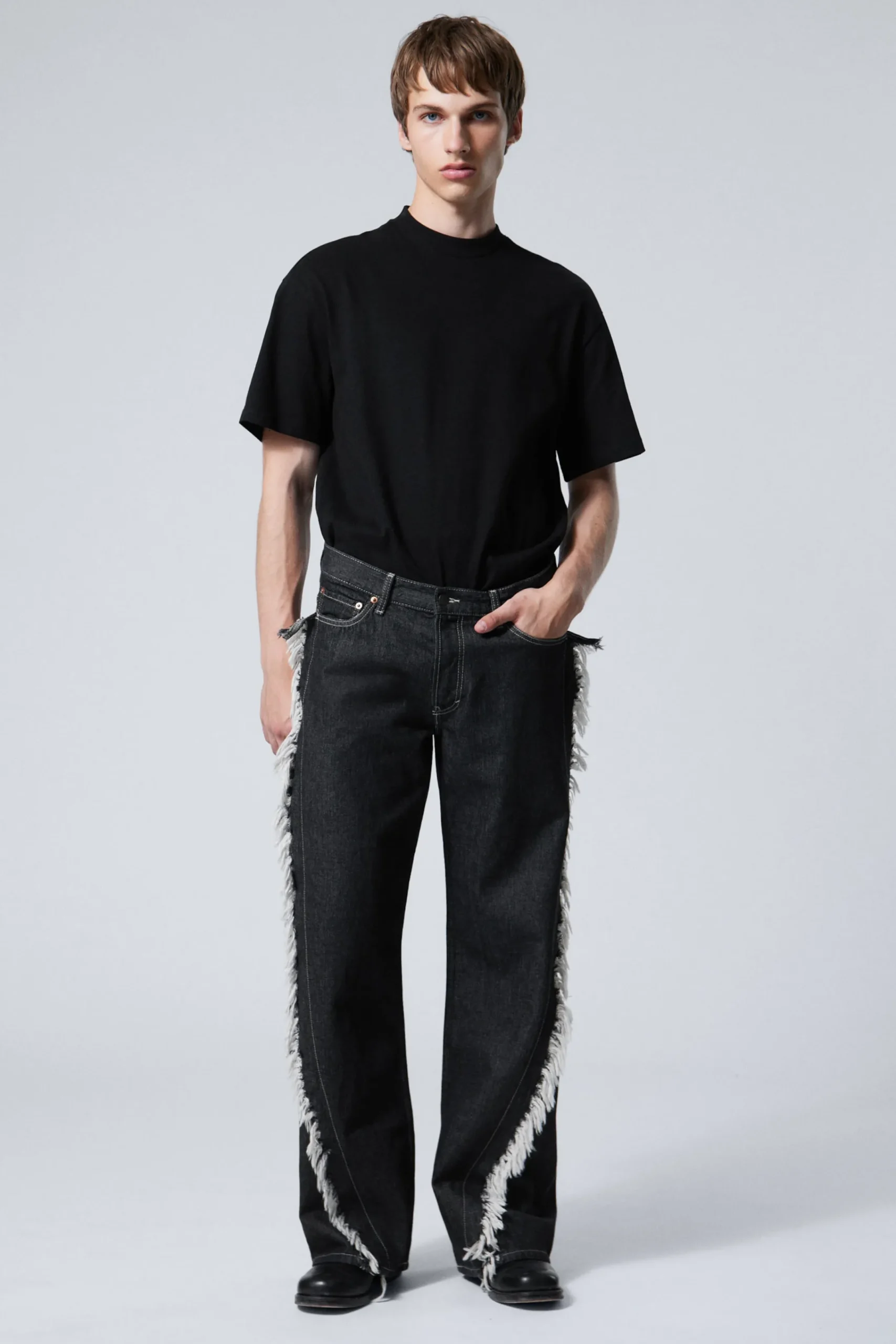 twist_avslappnade_fransiga_jeans_2.webp Weekday Jeans<TWIST AVSLAPPNADE FRANSIGA JEANS