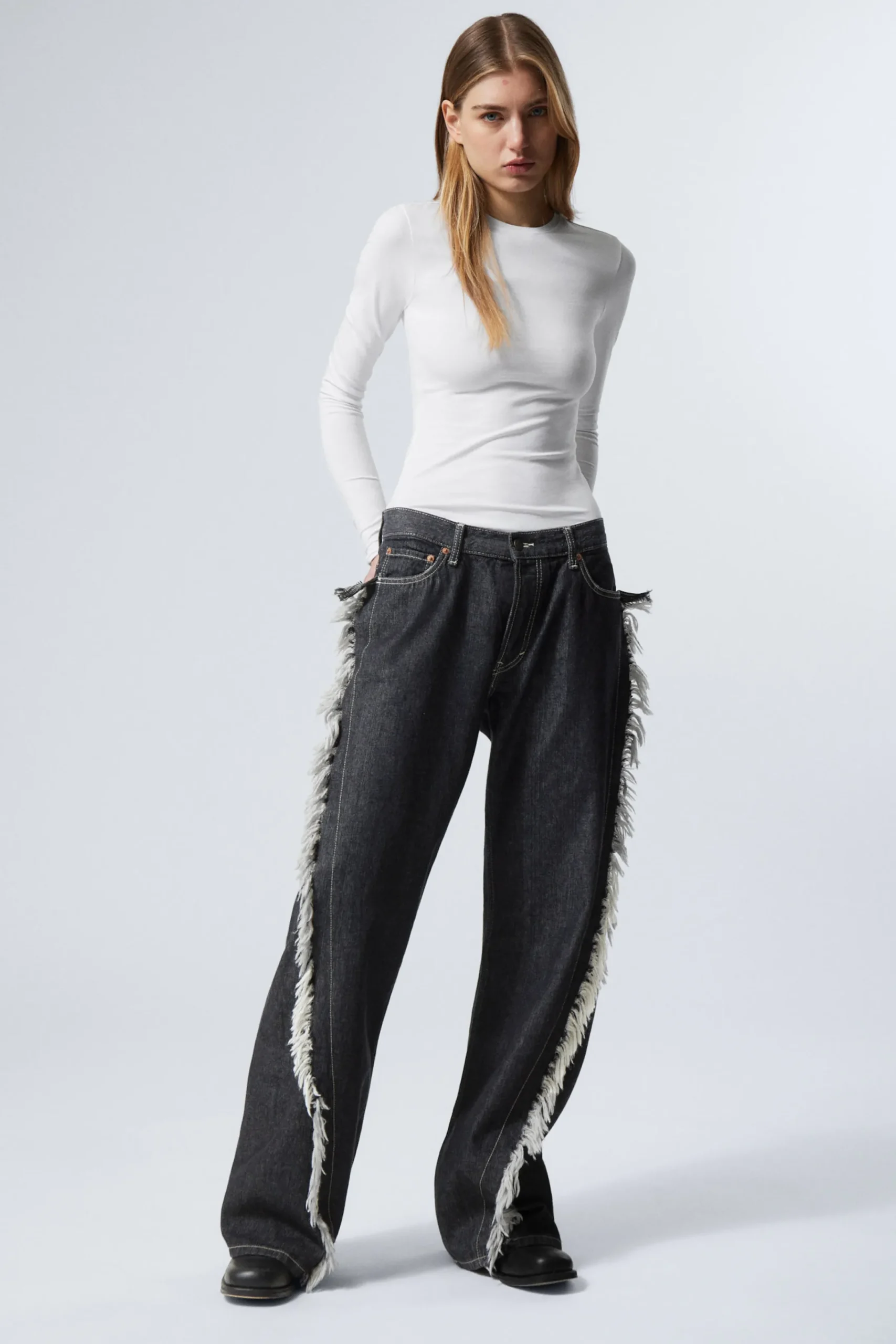 twist_avslappnade_fransiga_jeans_3.webp Weekday Jeans<TWIST AVSLAPPNADE FRANSIGA JEANS