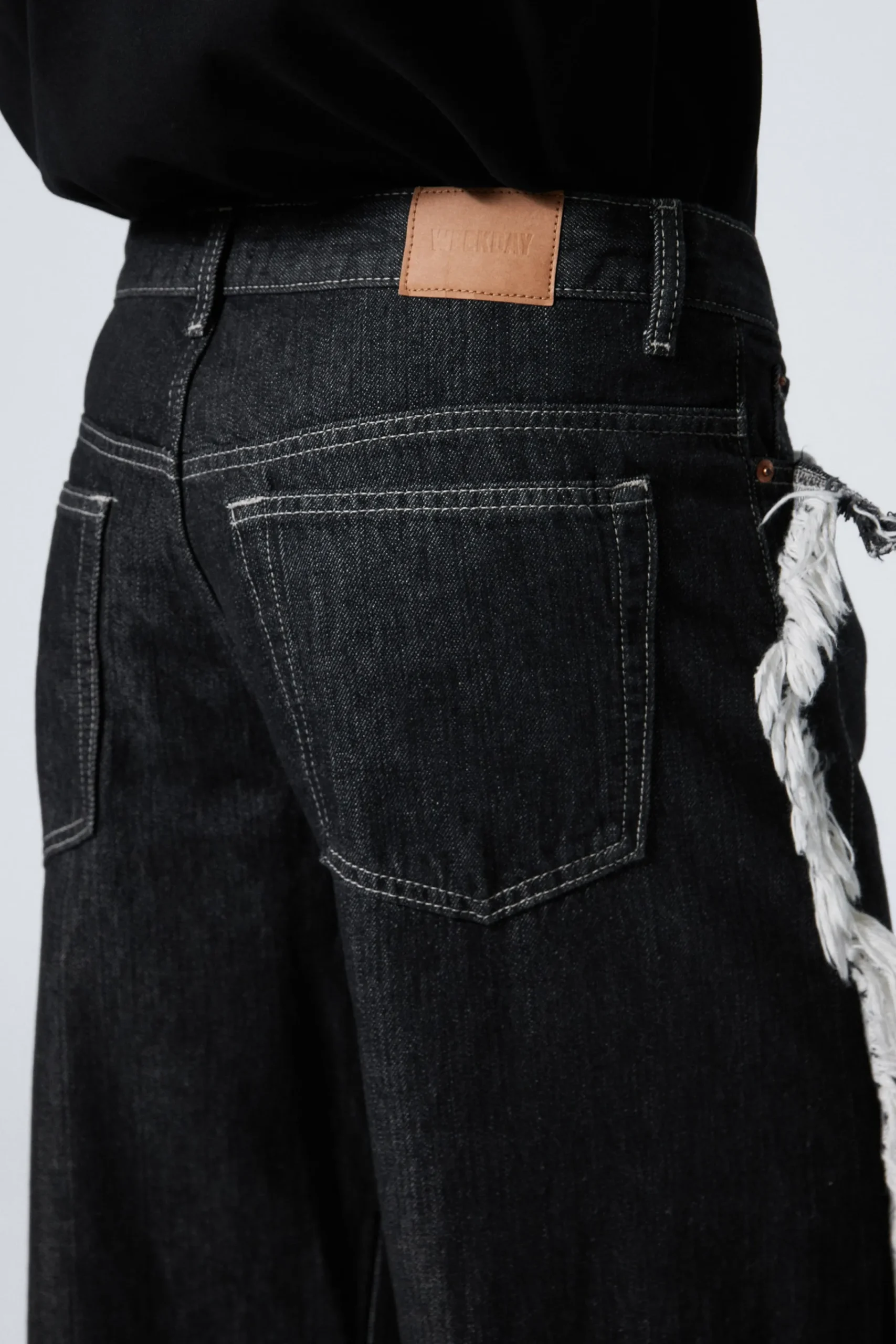 twist_avslappnade_fransiga_jeans_5.webp Weekday Jeans<TWIST AVSLAPPNADE FRANSIGA JEANS