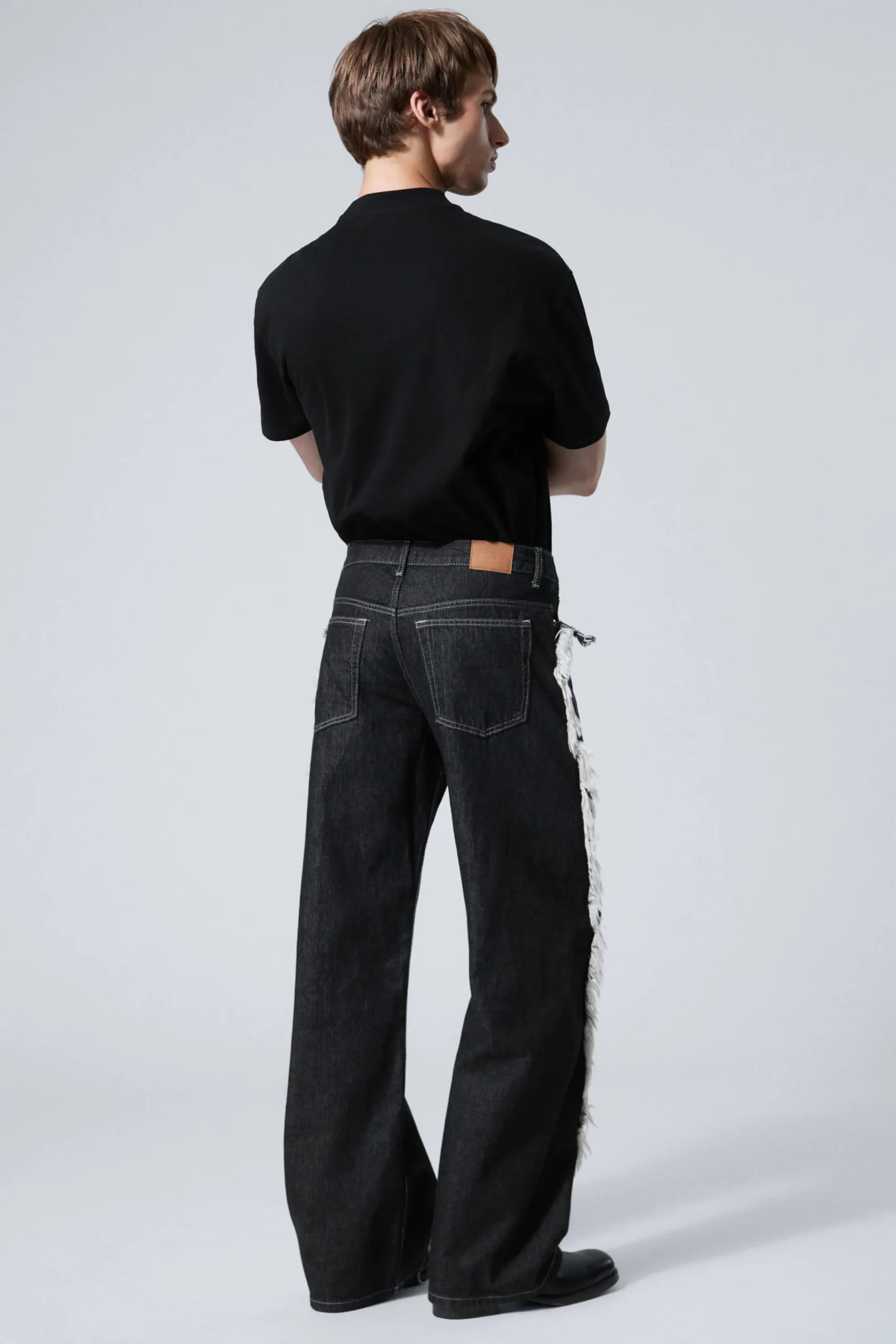 twist_avslappnade_fransiga_jeans_6.webp Weekday Jeans<TWIST AVSLAPPNADE FRANSIGA JEANS