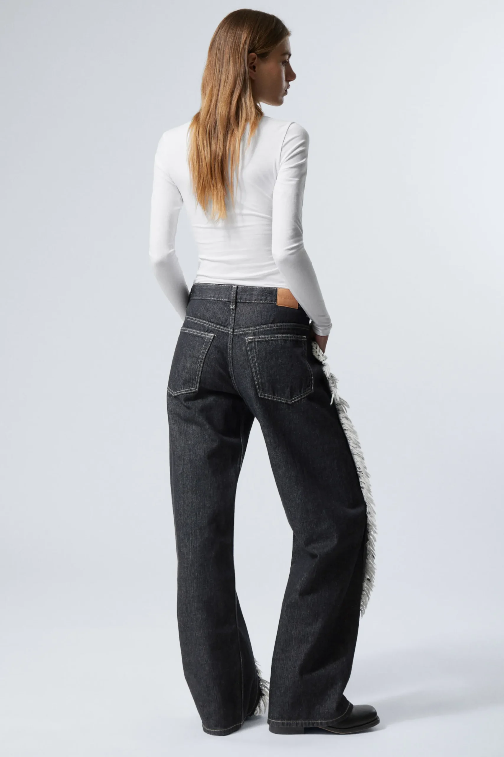 twist_avslappnade_fransiga_jeans_7.webp Weekday Jeans<TWIST AVSLAPPNADE FRANSIGA JEANS