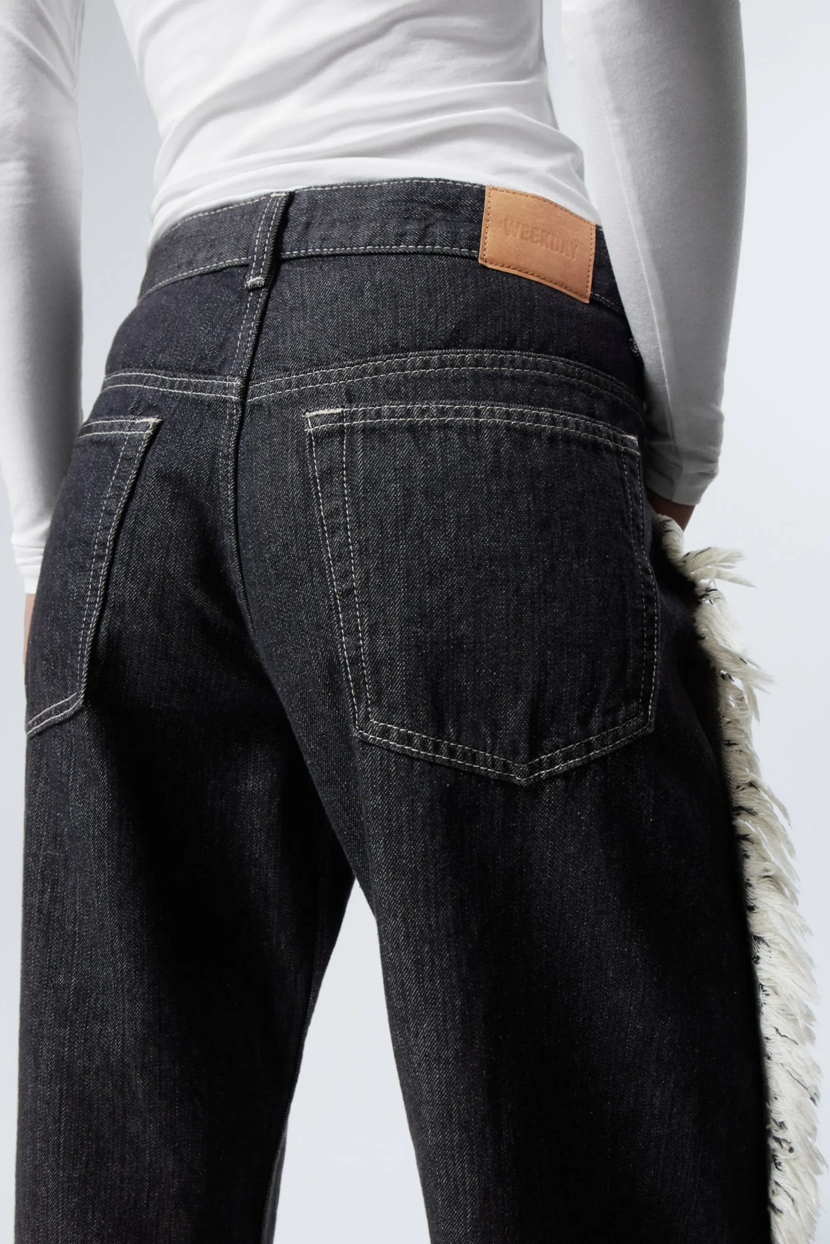 twist_avslappnade_fransiga_jeans_8.webp Weekday Jeans<TWIST AVSLAPPNADE FRANSIGA JEANS