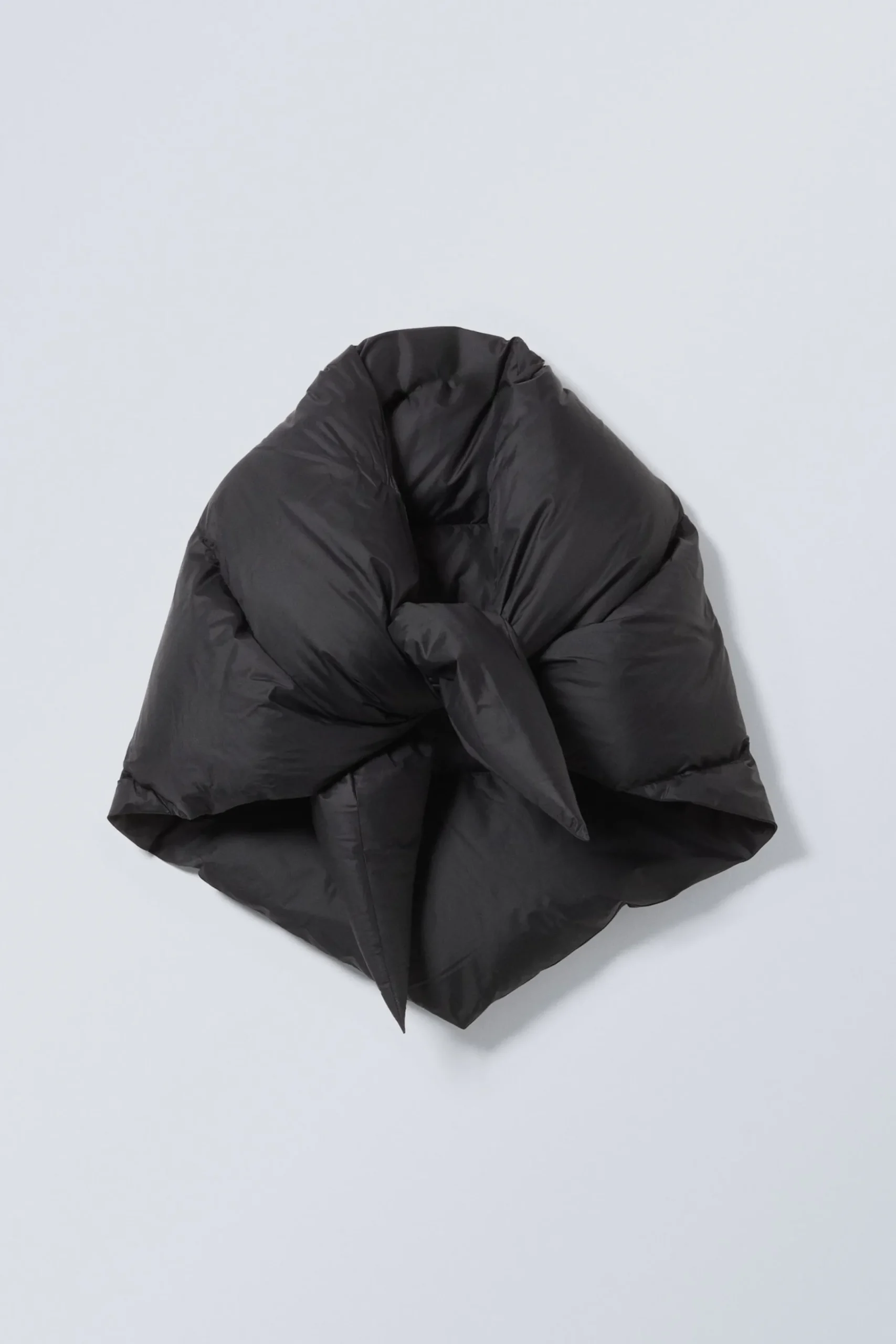Weekday Halsdukar | Halsdukar<VADDERAD TRIANGEL-SCARF MED ÅTERVUNNET DUN
