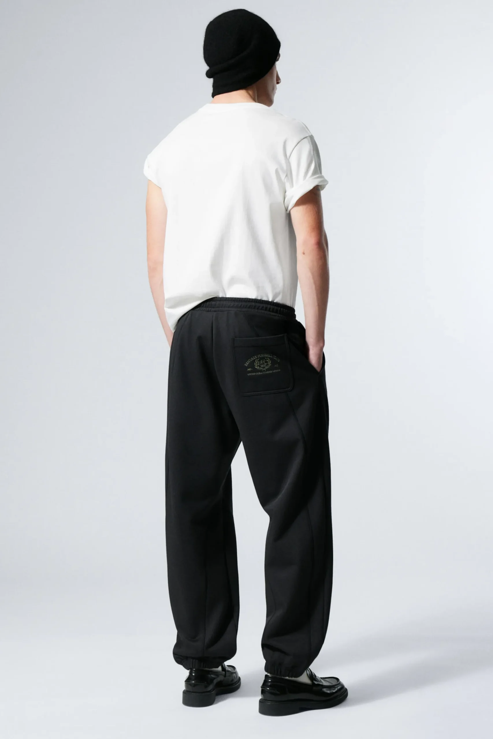 warm_up_sweatpants_med_rak_passform_3.webp Weekday Graphics<WARM UP SWEATPANTS MED RAK PASSFORM